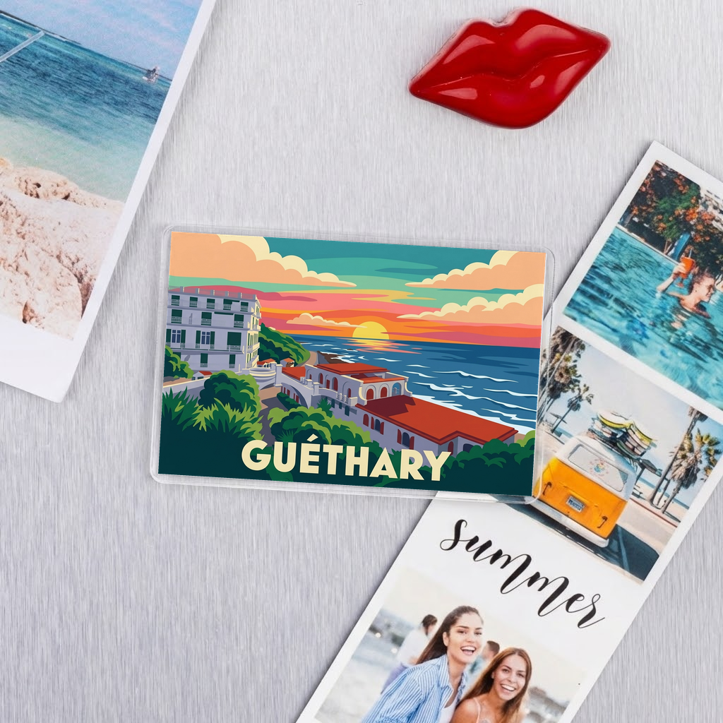 Magnet souvenir de la ville de Guéthary avec une illustration stylisée d'un coucher de soleil sur la côte.