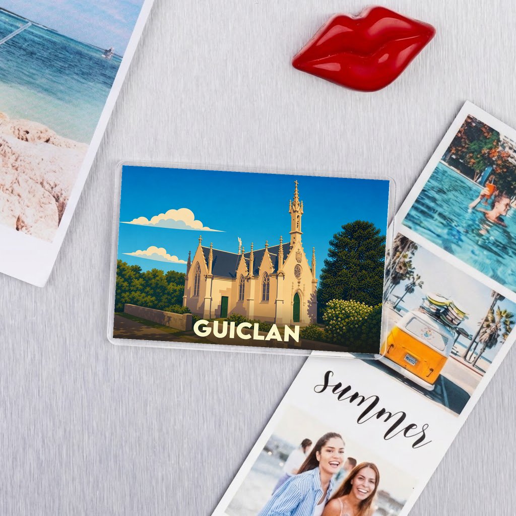 Magnet souvenir de la ville de Guiclan avec une illustration stylisée de son église.