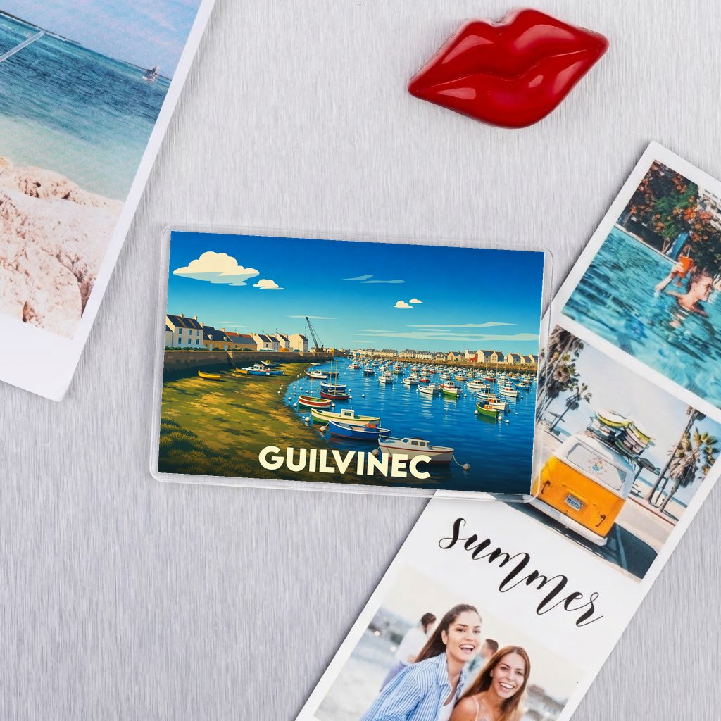 Magnet souvenir de la ville de Guilvinec avec une illustration stylisée de son port de pêche.