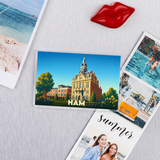 Magnet souvenir de la ville de Ham avec une illustration stylisée de son hôtel de ville.