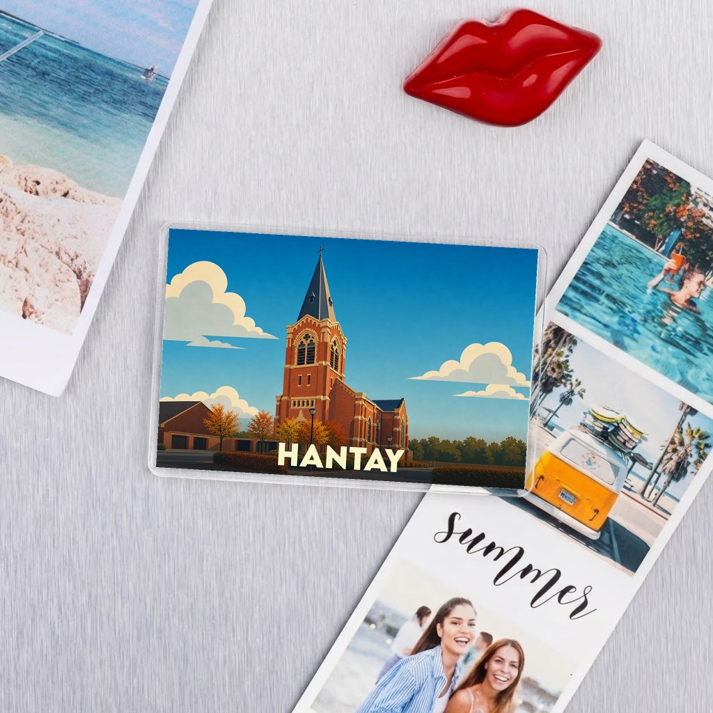 Magnet souvenir de la ville de Hantay avec une illustration stylisée de son église sous un ciel bleu.
