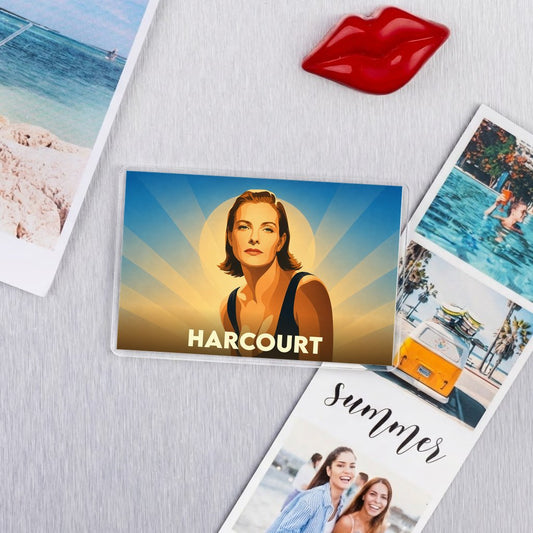 Magnet souvenir de la ville de Harcourt avec une illustration stylisée d'une femme sur fond de soleil couchant.