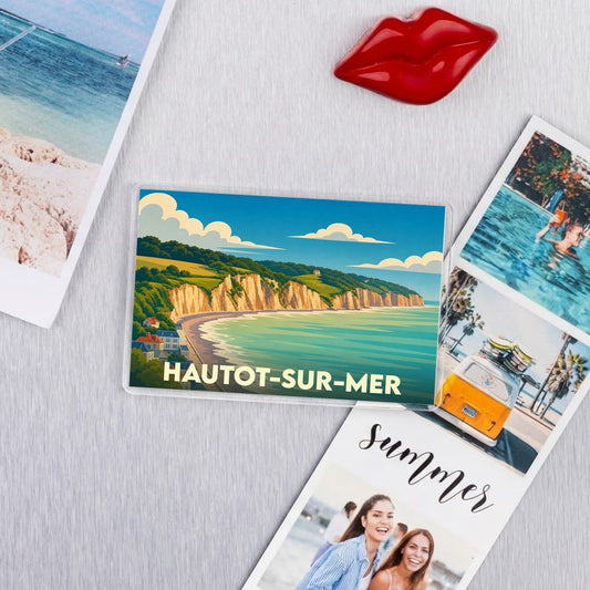 Magnet souvenir de la ville de Hautot-sur-Mer avec une illustration stylisée de son littoral.