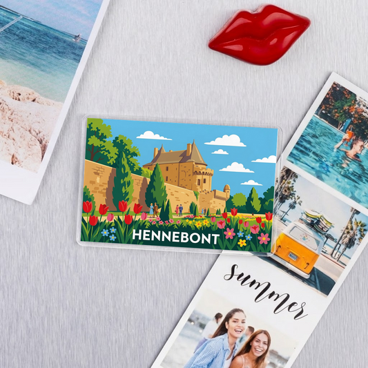 Magnet souvenir de la ville d'Hennebont avec une illustration stylisée de ses remparts et d'un jardin fleuri.