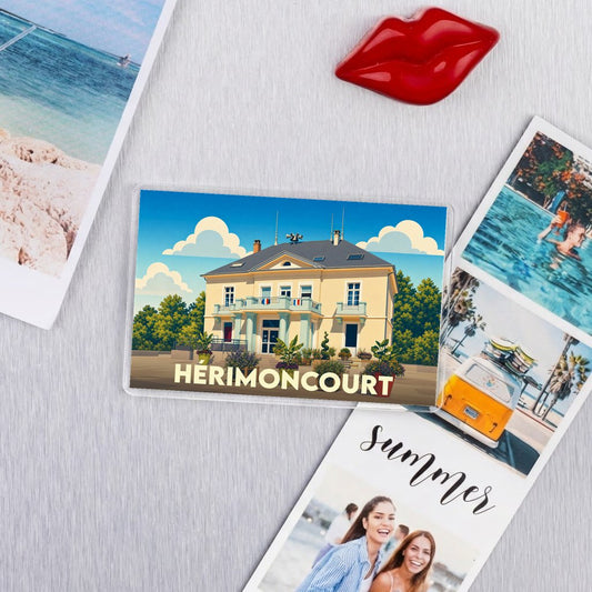 Magnet souvenir de la ville d'Hérimoncourt avec une illustration stylisée de sa mairie.