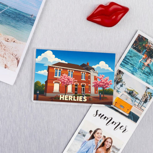 Magnet souvenir de la ville de Herlies avec une illustration stylisée de sa mairie.
