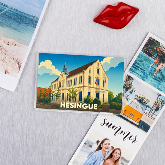 Magnet souvenir de la ville de Hésingue avec une illustration stylisée de sa mairie.