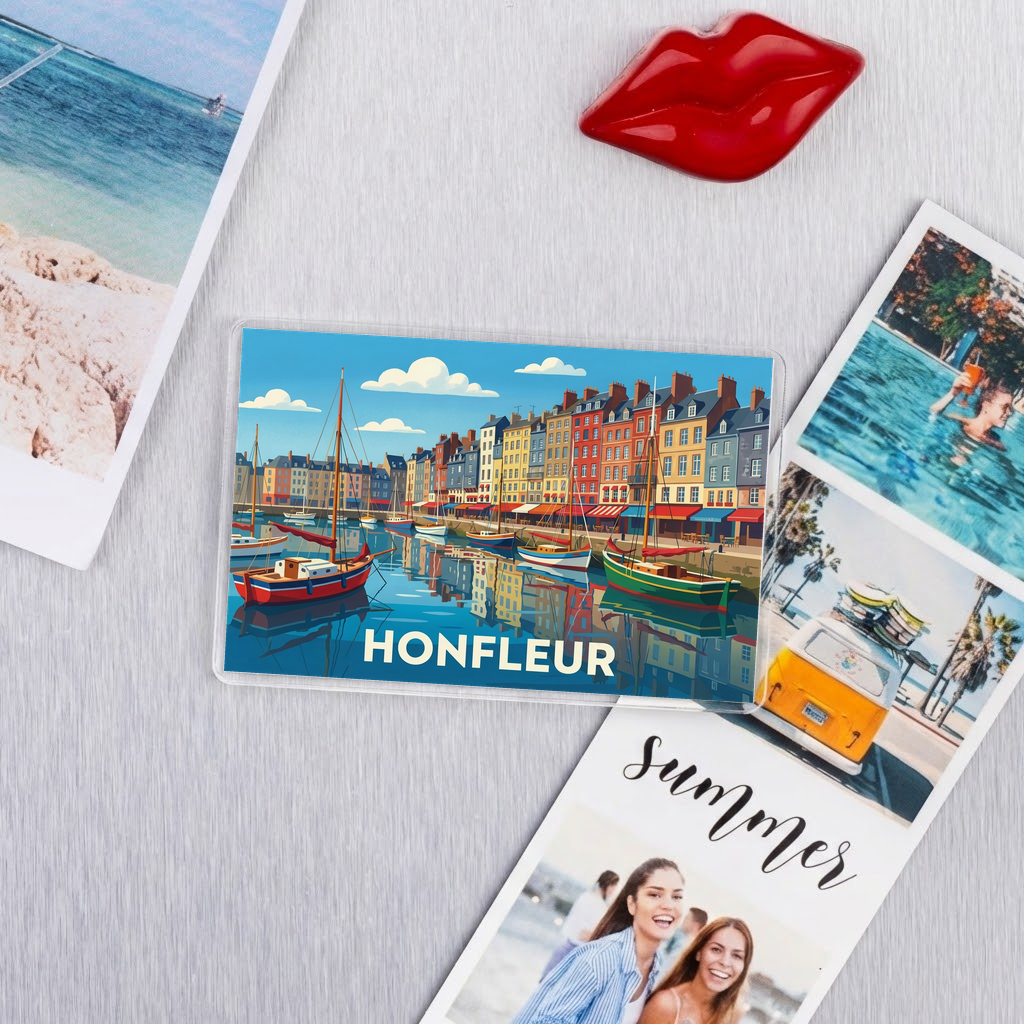 Magnet souvenir de Honfleur avec une illustration stylisée de son port et de ses maisons colorées.