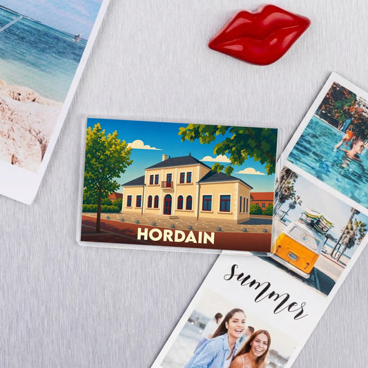 Magnet souvenir de la ville de Hordain avec une illustration stylisée de sa mairie.