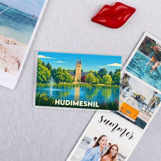 Magnet souvenir de la ville de Hudimesnil avec une illustration stylisée d'un paysage lacustre.
