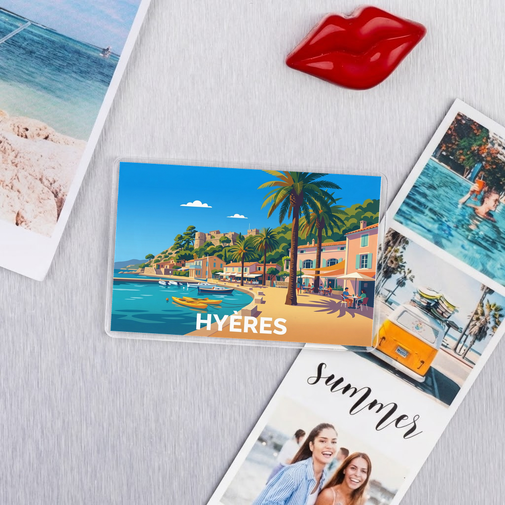 Magnet souvenir de la ville de Hyères avec une illustration stylisée du littoral.