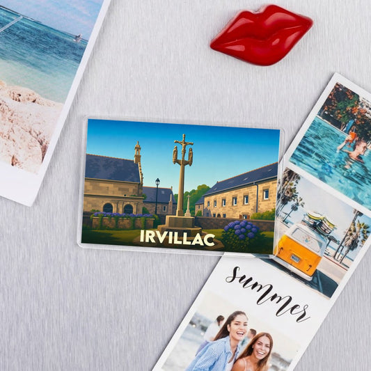 Magnet souvenir de la ville d'Irvillac avec une illustration stylisée de son calvaire et de son église.