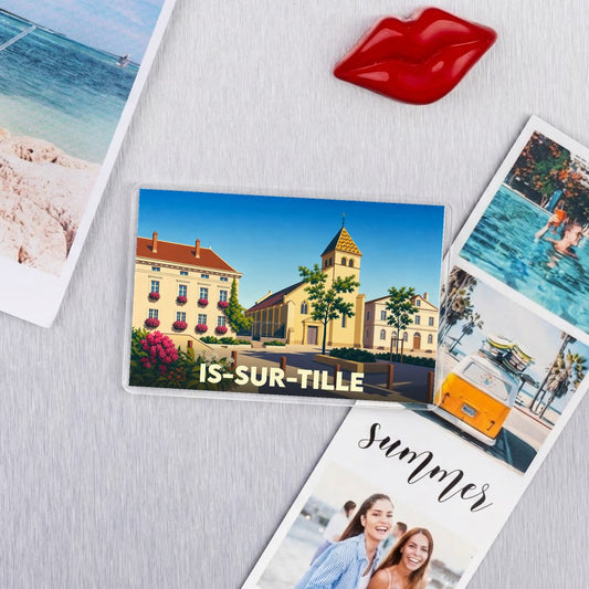 Magnet souvenir de la ville de Is-sur-Tille avec une illustration stylisée d'une église et de bâtiments locaux.