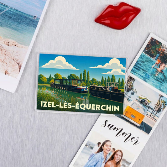 Magnet souvenir de la ville de Izel-lès-Équerchin avec une illustration stylisée de péniches sur un canal.