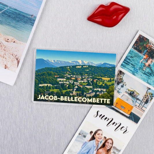 Magnet souvenir de la ville de Jacob-Bellecombette avec une illustration stylisée de paysages montagneux.