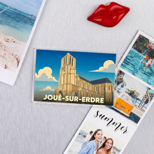Magnet souvenir de la ville de Joué-sur-Erdre avec une illustration stylisée de son église.