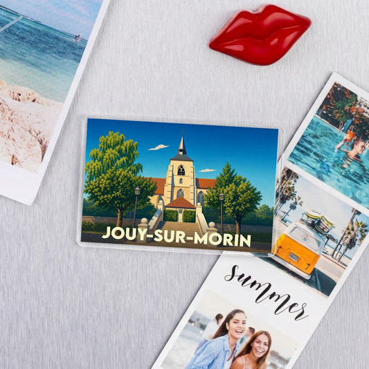 Magnet souvenir de la ville de Jouy-sur-Morin avec une illustration stylisée de son église.