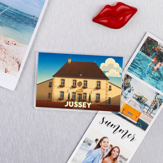 Magnet souvenir de la ville de Jussey avec une illustration stylisée de l'hôtel de ville.