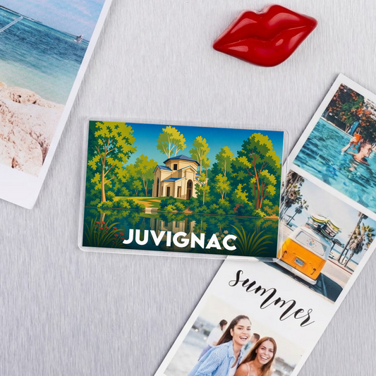Magnet souvenir de la ville de Juvignac avec une illustration stylisée d'un bâtiment entouré de verdure.