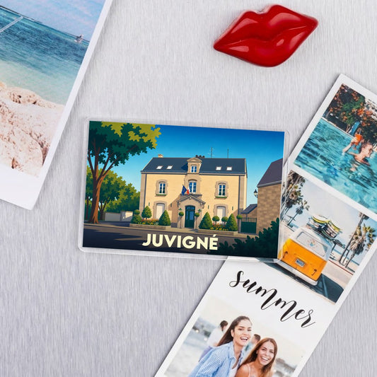 Magnet souvenir de la ville de Juvigné avec une illustration stylisée de sa mairie.