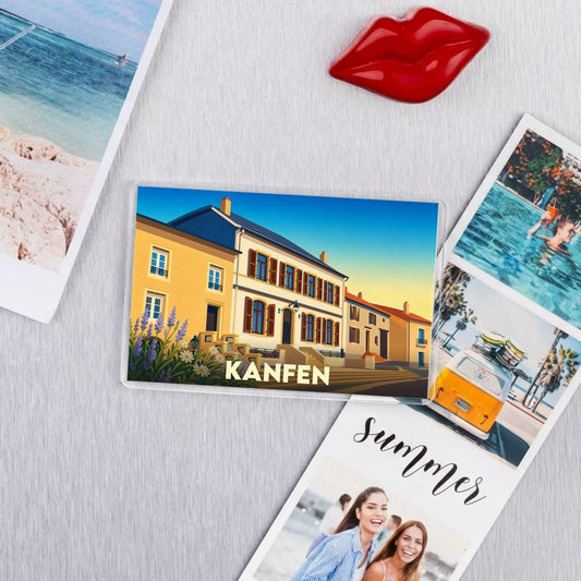 Magnétophone souvenir de la ville de Kanfen avec une illustration stylisée d'une rue ensoleillée.