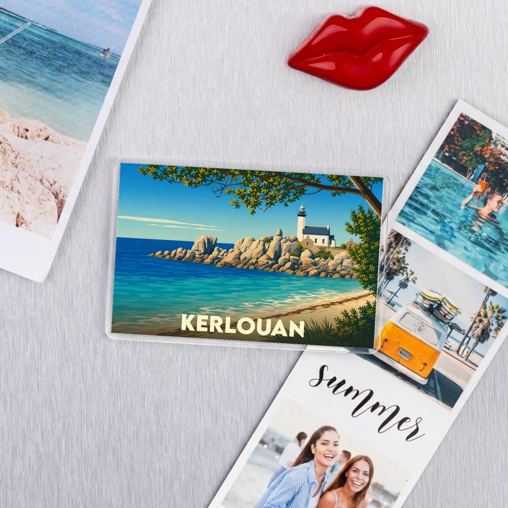 Magnet souvenir de la ville de Kerlouan avec une illustration stylisée de son phare et de sa côte rocheuse.