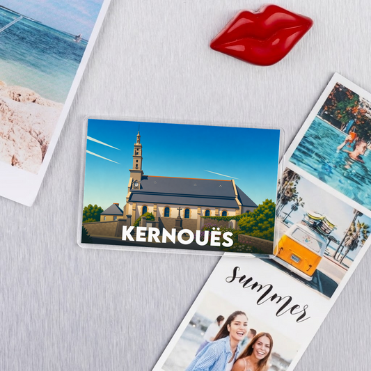 Magnet souvenir de la ville de Kernouës avec une illustration stylisée de son église.