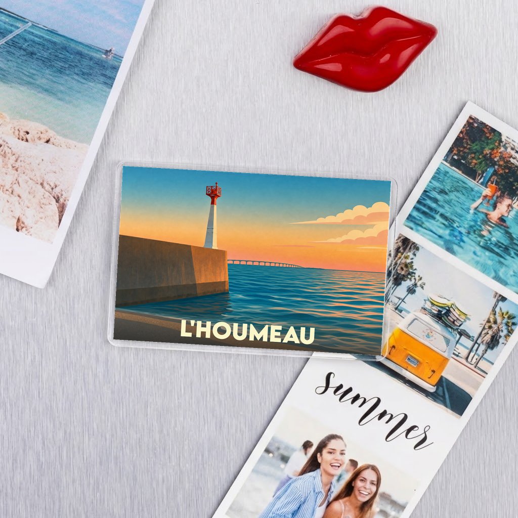 Magnet rectangulaire souvenir de L'Houmeau avec une illustration stylisée d'un phare au coucher du soleil.