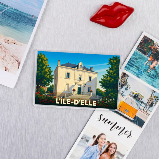 Magnet souvenir de la commune de L'Île-d'Elle avec une illustration stylisée de sa mairie.