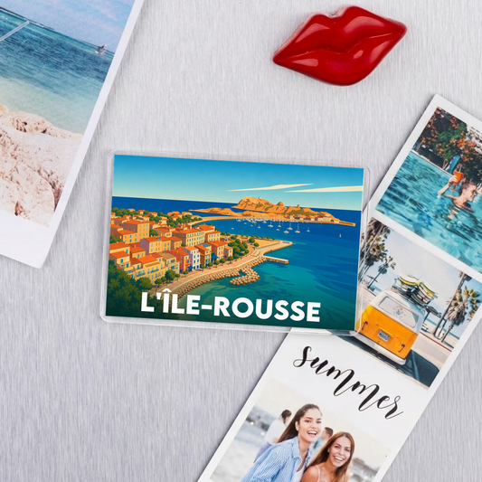 Magnet souvenir de la ville de L'Île-Rousse avec une illustration stylisée.