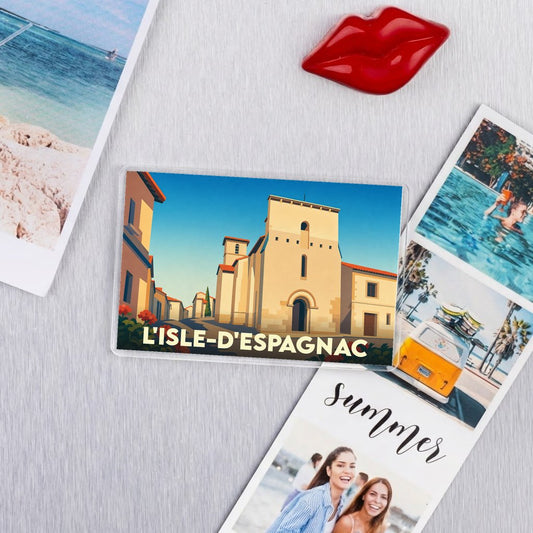 Magnet souvenir de la ville de L'Isle-d'Espagnac avec une illustration stylisée de son église.