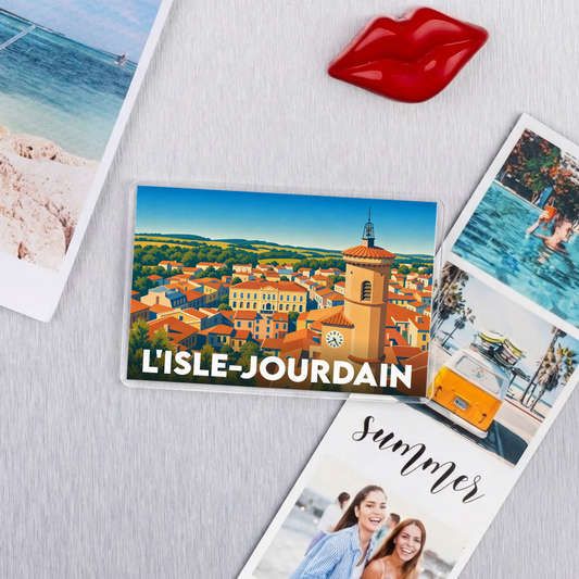 Magnet souvenir de la ville de L'Isle-Jourdain avec une illustration stylisée d'un panorama urbain.