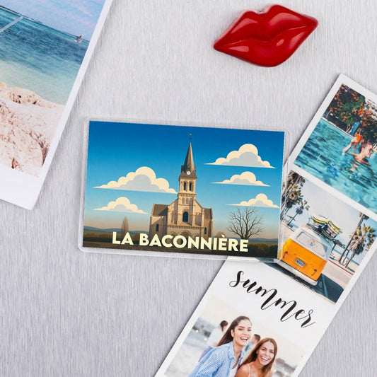 Magnet souvenir de la ville de La Baconnière avec une illustration stylisée de son église.