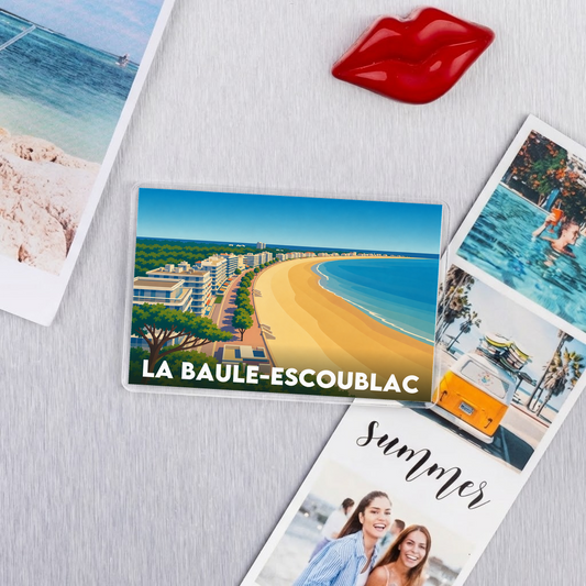 Magnet souvenir de la ville de La Baule-Escoublac avec une illustration stylisée de sa plage.