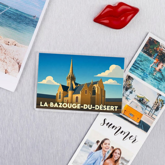 Magnet rectangulaire souvenir de la ville de La Bazouge-du-Désert avec une illustration stylisée de son église.