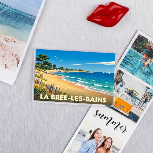 Magnet souvenir de la ville de La Brée-les-Bains avec une illustration stylisée d'une plage ensoleillée.