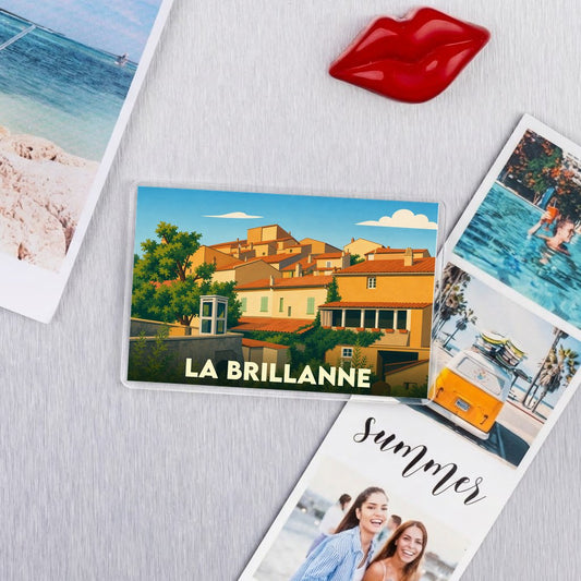 Magnet souvenir de la ville de La Brillanne avec une illustration stylisée de ses maisons provençales.