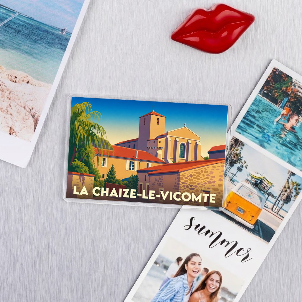 Magnet souvenir de la ville de La Chaize-le-Vicomte avec une illustration stylisée de son église et de ses maisons.