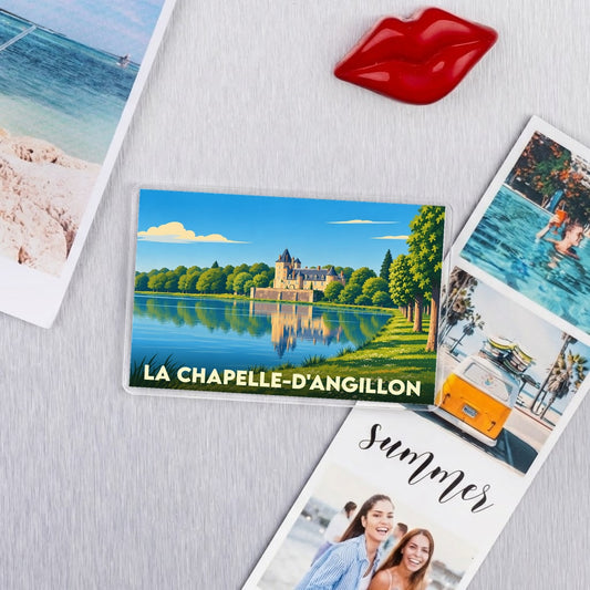 Magnet souvenir de la ville de La Chapelle-d'Angillon avec une illustration stylisée de son château au bord de l'eau.