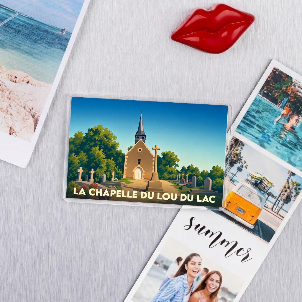 Magnet souvenir de la ville de La Chapelle du Lou du Lac avec une illustration stylisée.