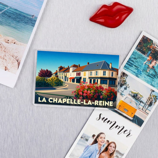 Magnet souvenir de la ville de La Chapelle-la-Reine avec une illustration stylisée d'une rue pittoresque.
