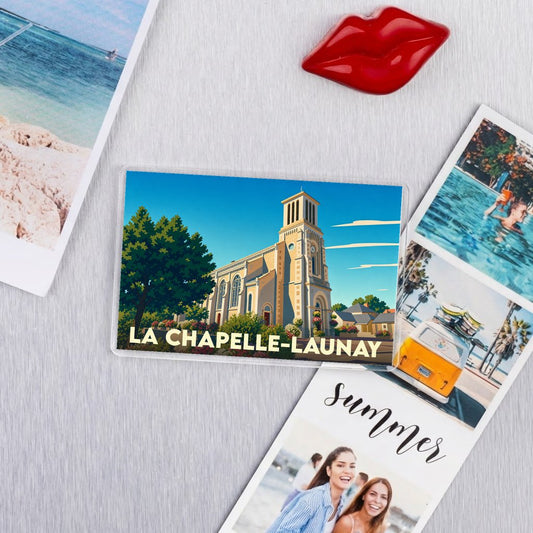 Magnet souvenir de la ville de La Chapelle-Launay avec une illustration stylisée de son église.