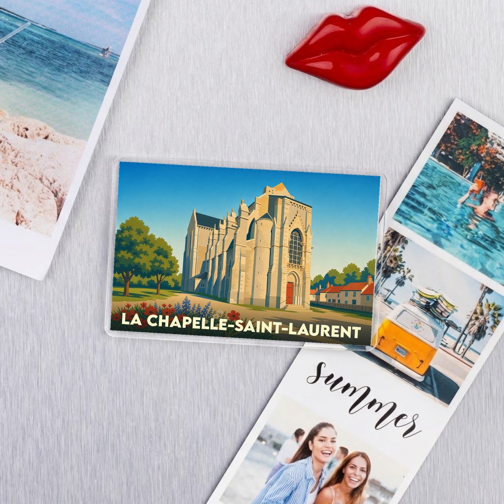 Magnet souvenir de la ville de La Chapelle-Saint-Laurent avec une illustration stylisée de son église.