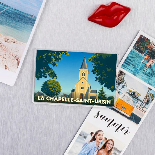 Magnet souvenir de la ville de La Chapelle-Saint-Ursin avec une illustration stylisée de son église.