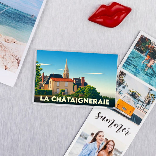 Magnet souvenir de la ville de La Châtaigneraie avec une illustration stylisée de son église et de ses maisons.