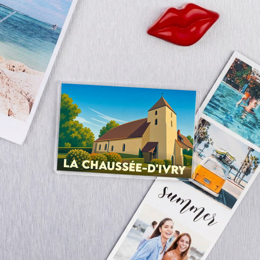 Magnet souvenir de la ville de La Chaussée-d'Ivry avec une illustration stylisée de son église.