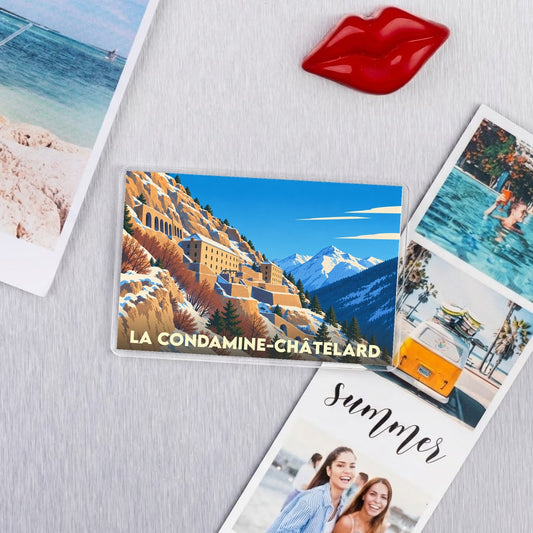 Magnat souvenir de la ville de La Condamine-Châtelard avec une illustration stylisée d'un fort de montagne en hiver.