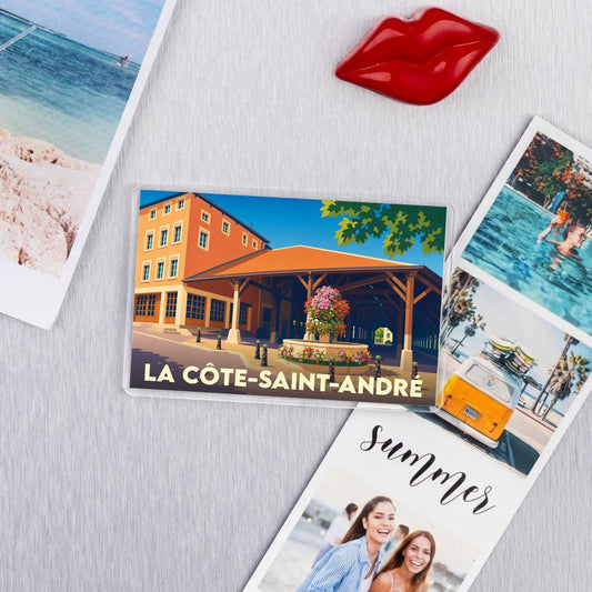 Magnet souvenir de la ville de La Côte-Saint-André avec une illustration stylisée des halles.
