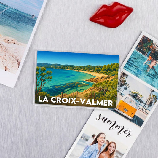 Magnet souvenir de la ville de La Croix-Valmer avec une illustration stylisée du bord de mer.