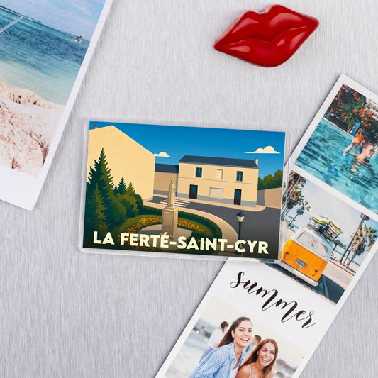 Magnet rectangulaire souvenir de La Ferté-Saint-Cyr avec une illustration stylisée de la place du village.